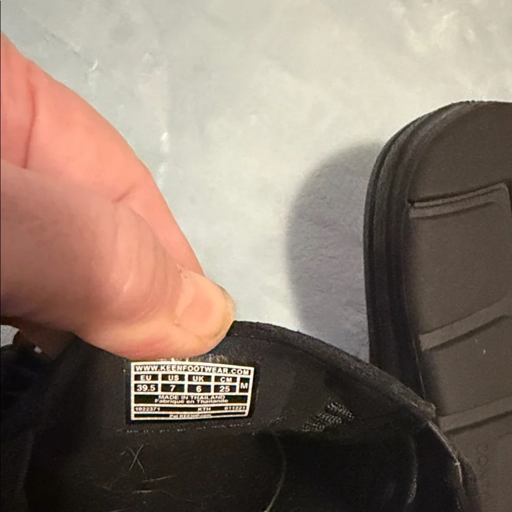 KEEN Men's Black Woven Slip-On Sandals Like New‎